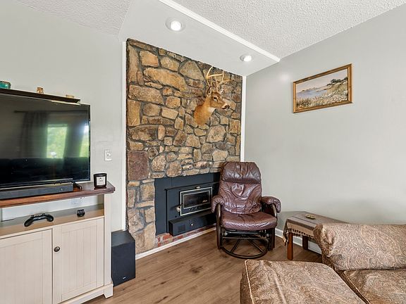 5th image of 405 Raintree Pl