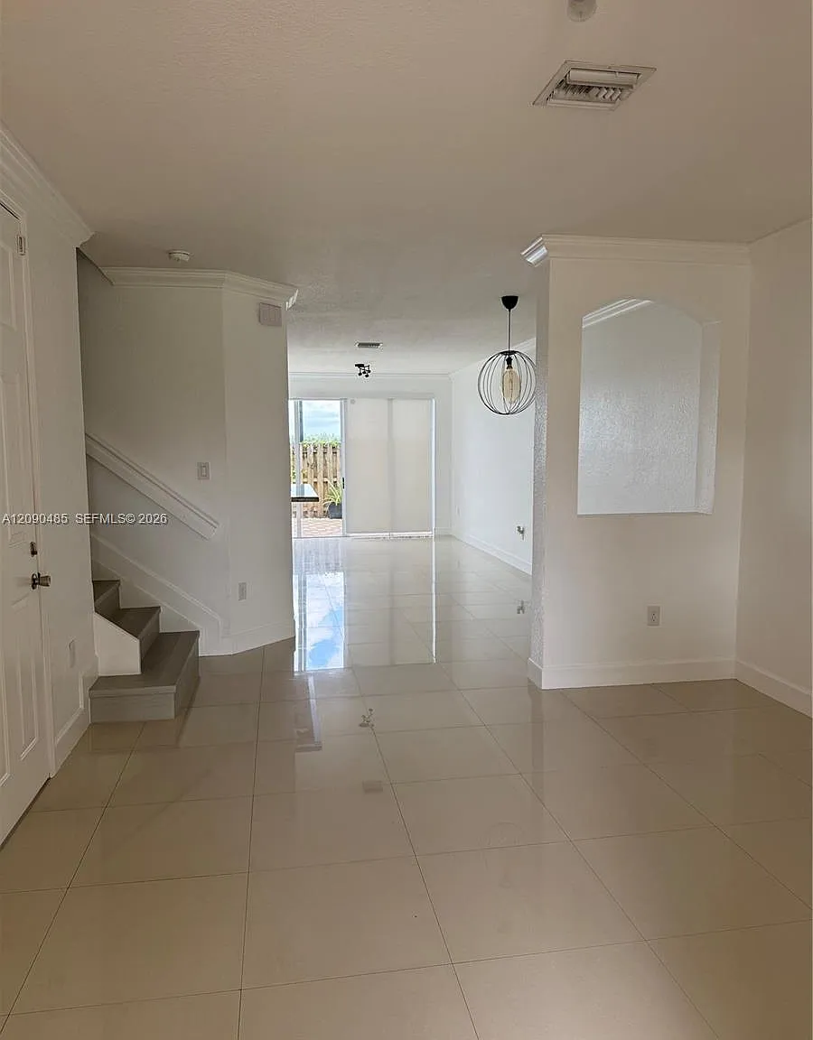4 bed, 1932 sqft, $3,550 — Photo 1