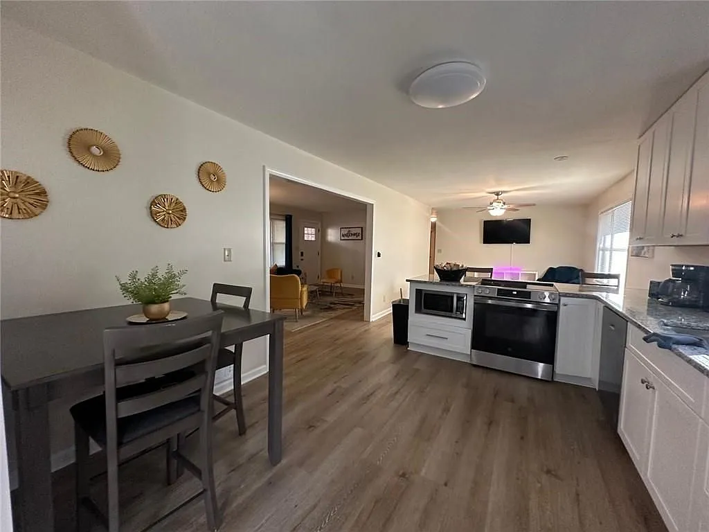 3 bed, 2.0 bath, 1527 sqft, $3,200 — Photo 3