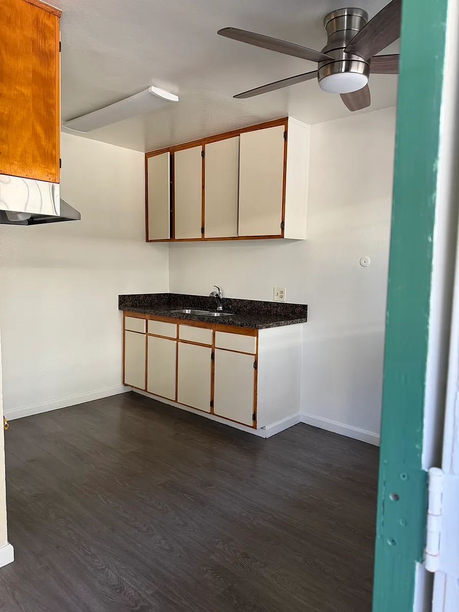 Building Photo - 748 W Colden Ave #10