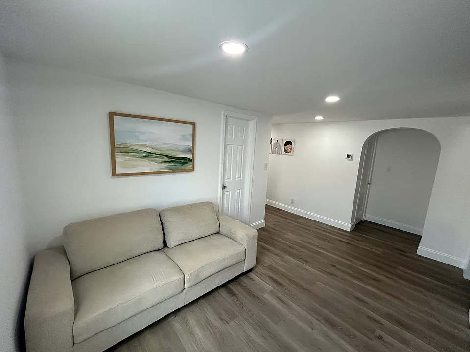 1325 E Main St #1