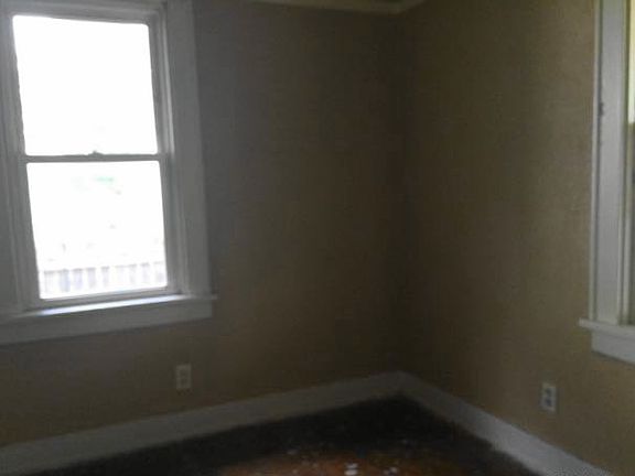 5th image of 901 W Jefferson Blvd