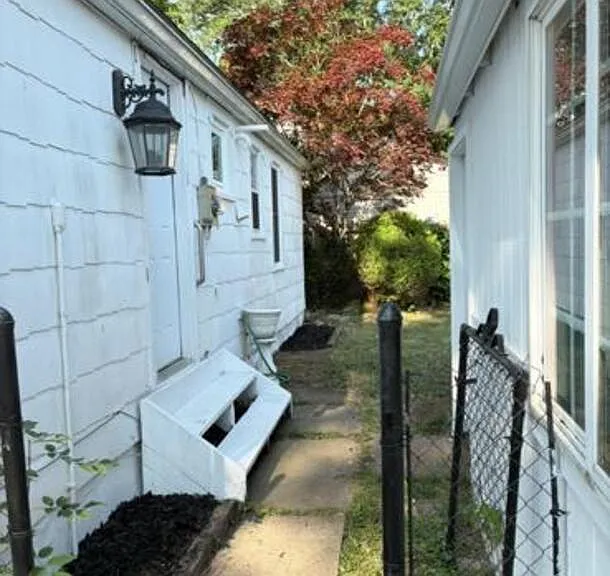 250 Mercer Ave — Photo 12