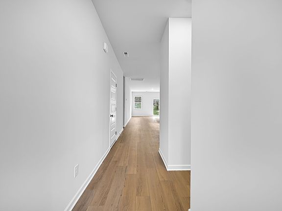 4th image of 1031 Ross Farms Blvd