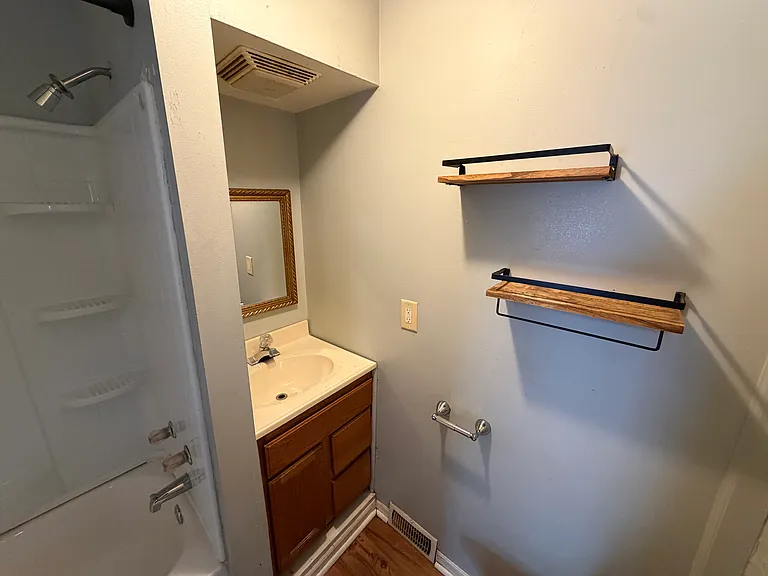 217 W 8th St #4 — Photo 4