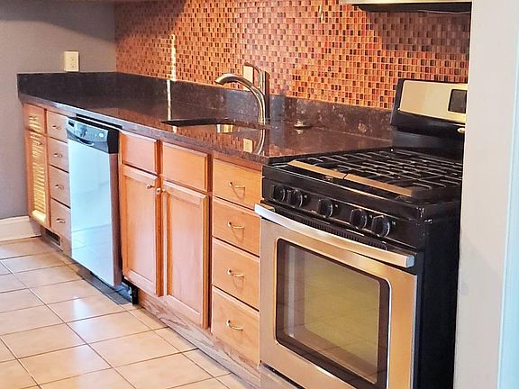 Kitchen - gas stove, dishwasher