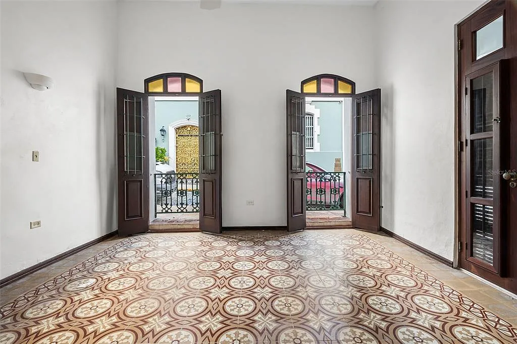 3 bed, 2.0 bath, 2300 sqft, $3,200 — Photo 3