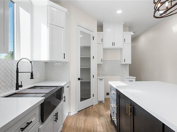 4th image of 602 E Kelly Ave