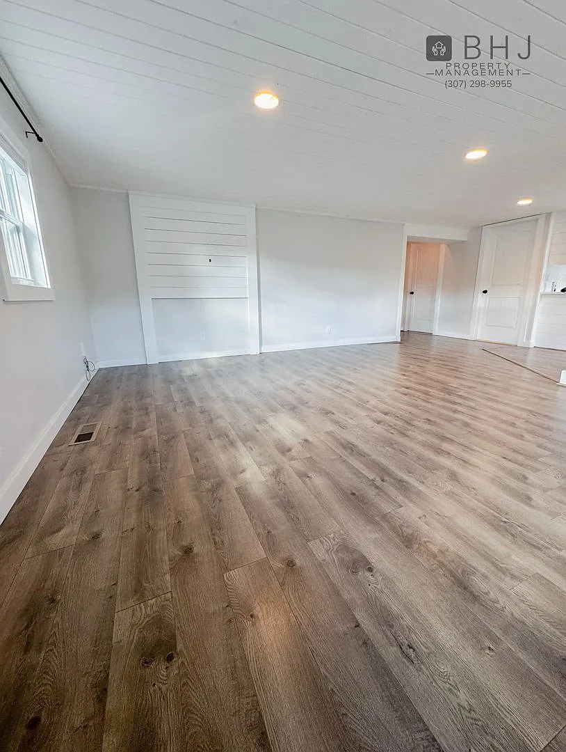 Dog Friendly, 2 Bed/ 1.5 Bath Single Family Home — Photo 2