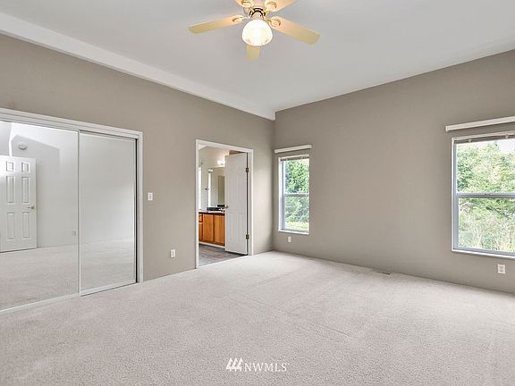 4th image of 2696 Pacific Avenue N