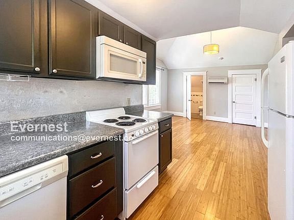 3rd image of 801 Willow St Unit B