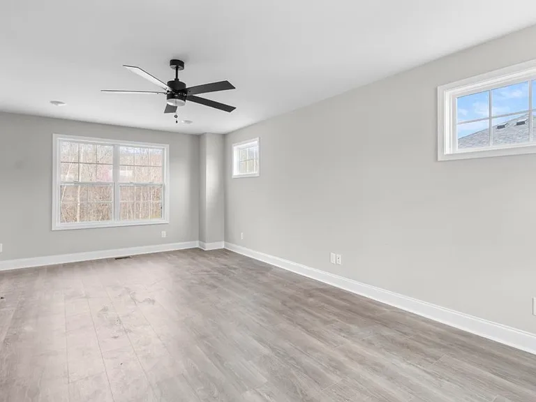 422 Mattingly Dr — Photo 4