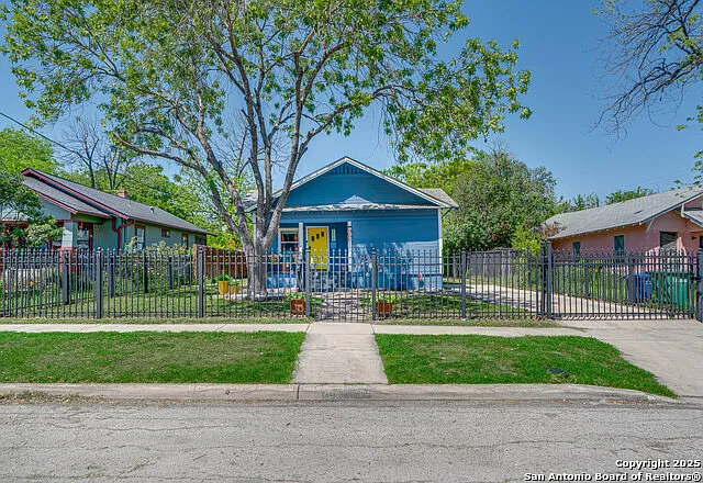 4 bed, 2.0 bath, 1708 sqft, $1,950 — Photo 2