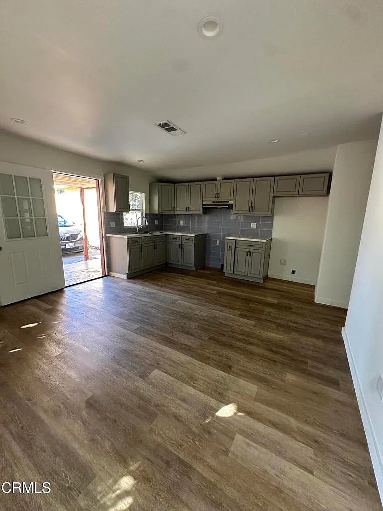3 bed, 2.5 bath, 820 sqft, $3,050 — Photo 2