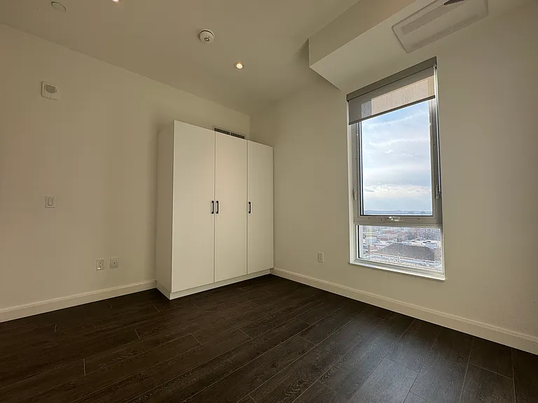 741 King St W #1304 — Photo 3