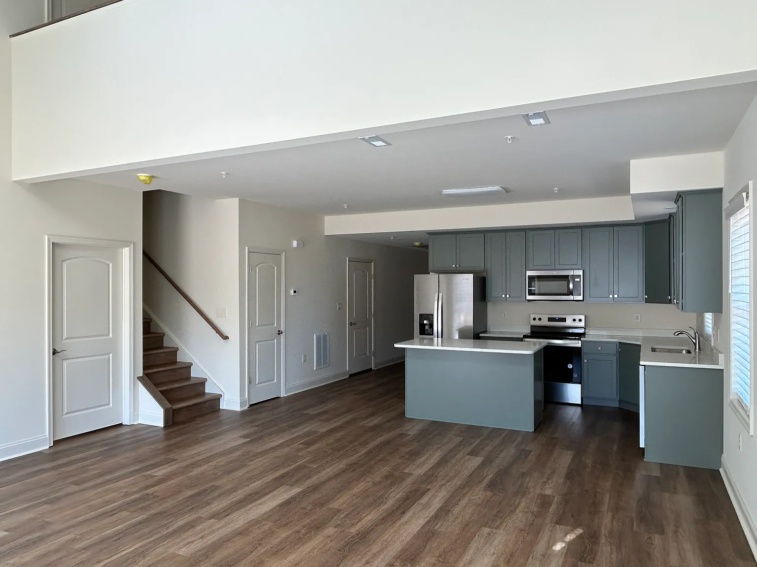 4 bed, 2.5 bath, 2100 sqft, $2,500 — Photo 4