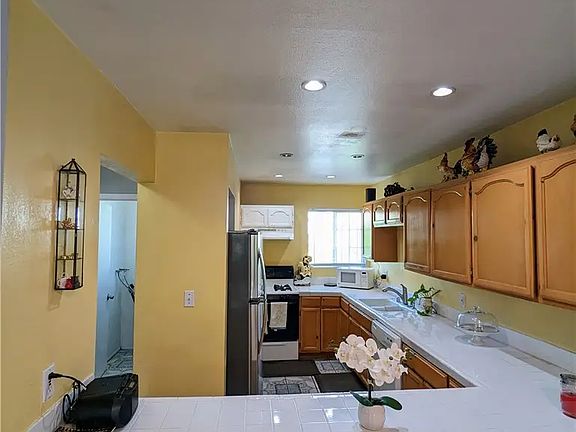 5th image of 2325 S Harcourt Ave