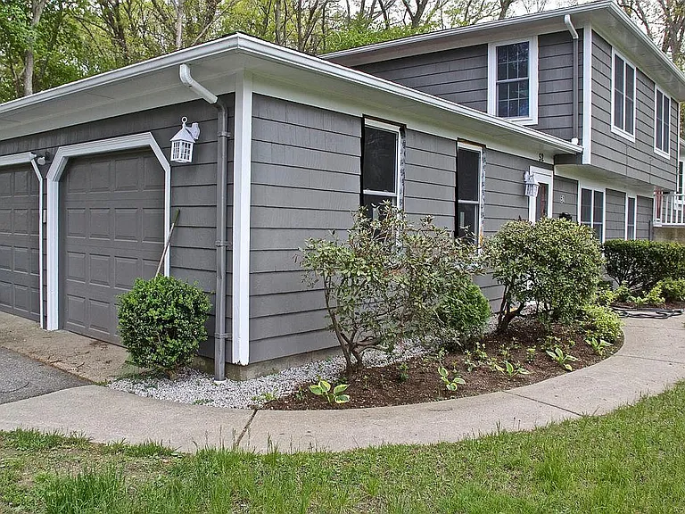 52 Maplewood Dr — Photo 1