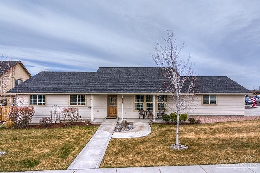 1st image of 825 NW Poplar Pl