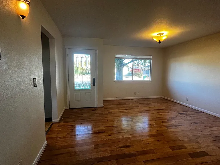 786 Portal Dr — Photo 3