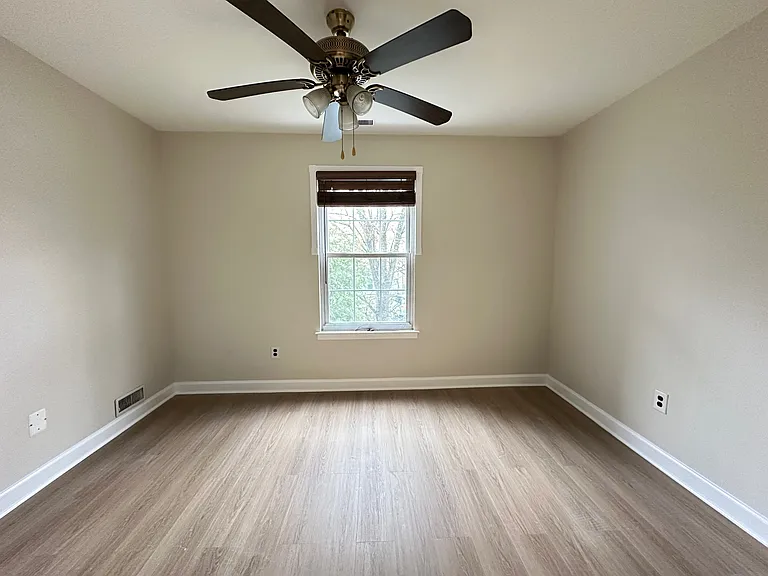 380 McDowell Dr — Photo 10