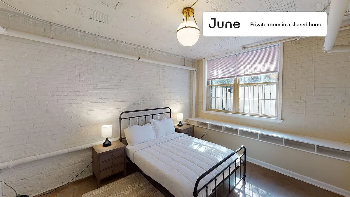 Full bedroom in 5 bed/2 bath home in Dupont Circle #913 E — Photo 1