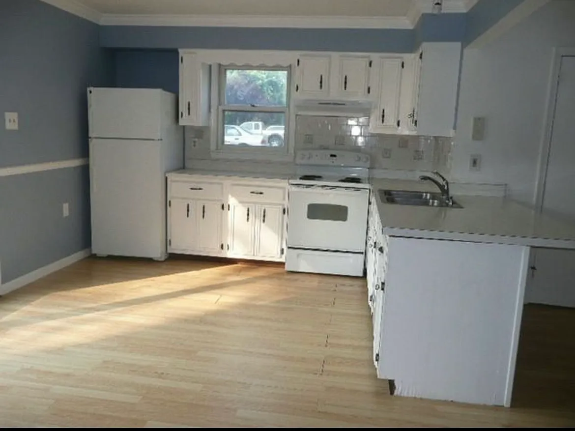3 bed, 1.5 bath, 1220 sqft, $2,575 — Photo 2