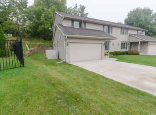 686 Hickory Creek Dr, Oconomowoc, WI 53066