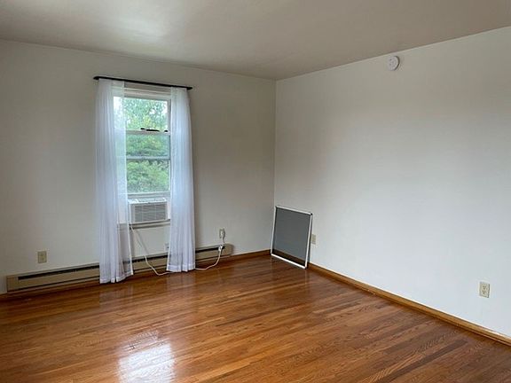 3rd image of 71 Hillside Cir APT 4