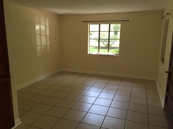 3rd image of 1029 NE 10th Pl
