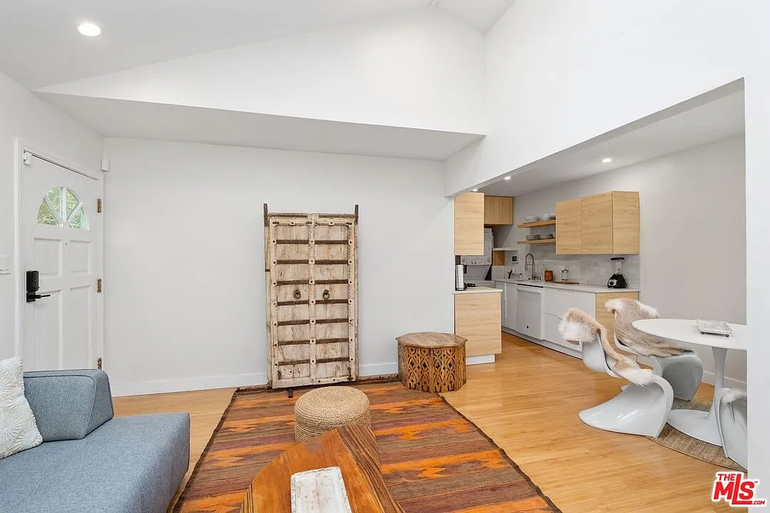 2 bed, 1.0 bath, 900 sqft, $4,950 — Photo 3