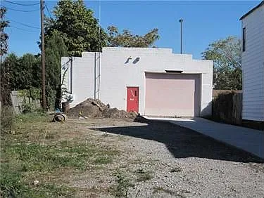 1613 Hickory St photo 1
