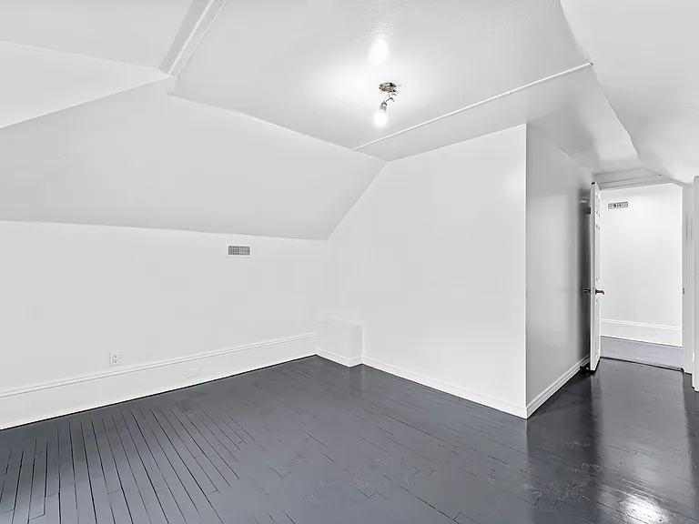 240 Blackburn Ave — Photo 46
