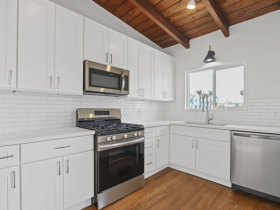 4th image of 978 S Barrington Ave APT 3