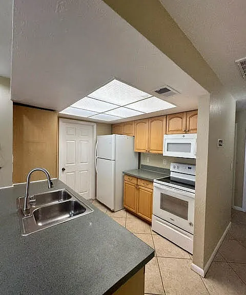 3620 SW 7th Pl — Photo 3