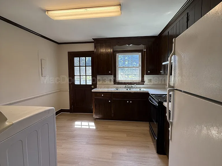 216 W Broaddus Ave — Photo 5