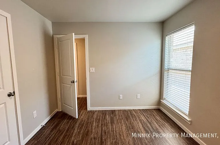 2033 Kenwood Ave — Photo 19