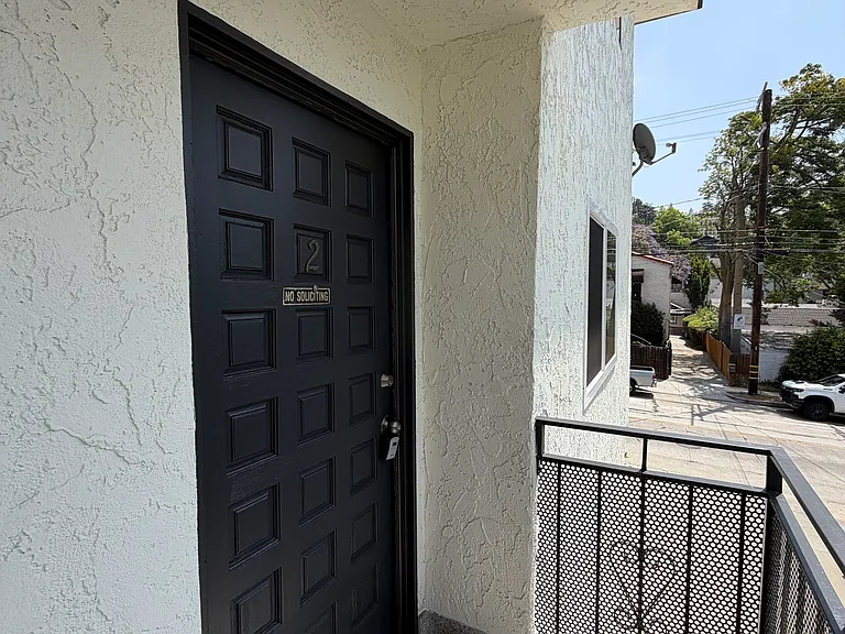 2421 N Beachwood Dr #2 — Photo 16