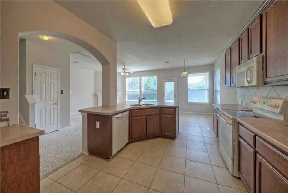 9407 Pioneer Forest Dr — Photo 4