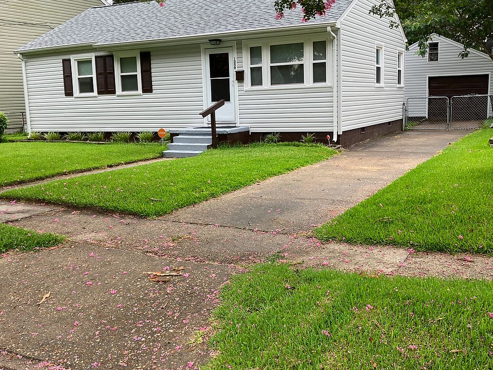 Extended ranch(larger than it appears) on quiet side street.
Just 3 short blocks from the beach.