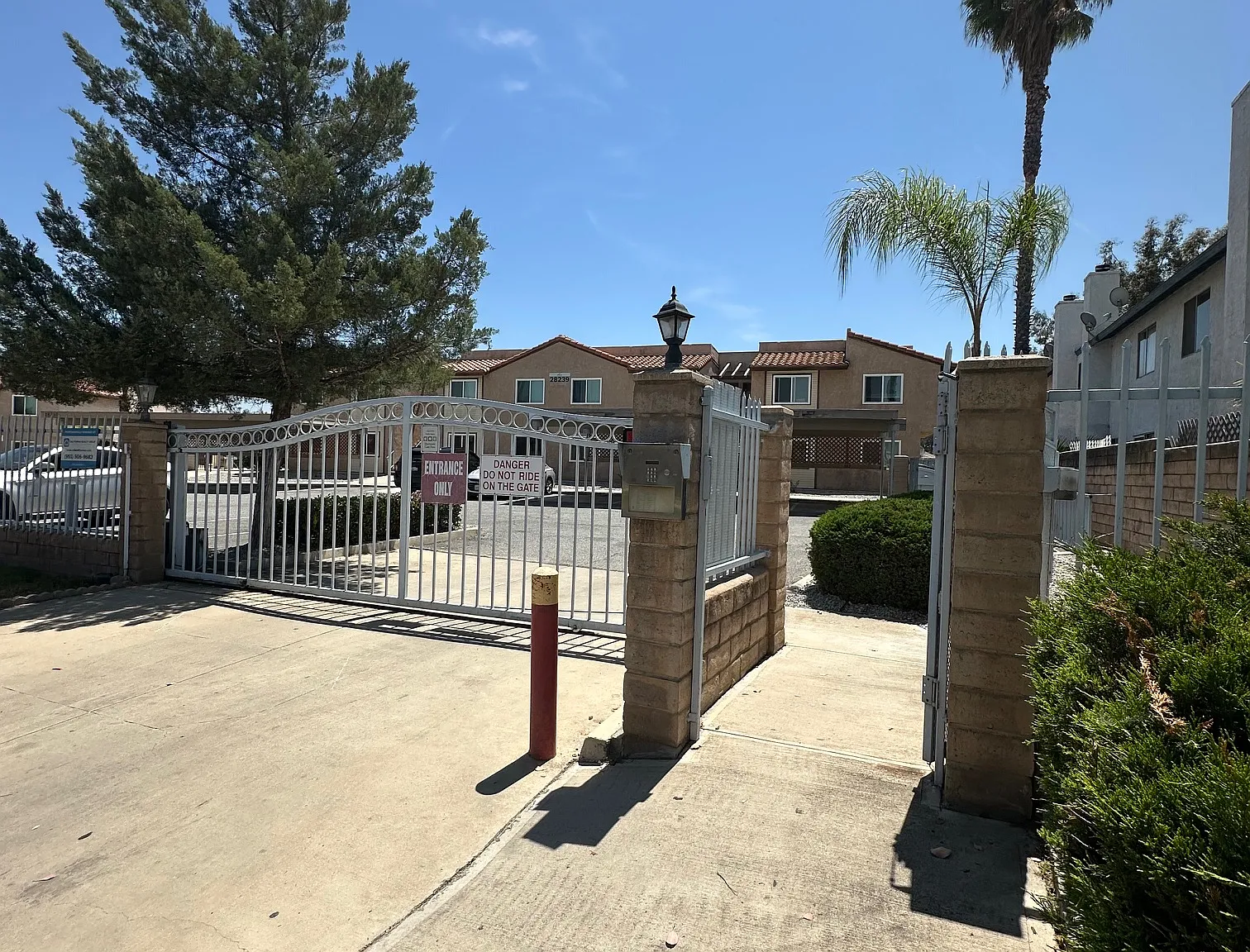2 bed, 900 sqft, $2,000 — Photo 1