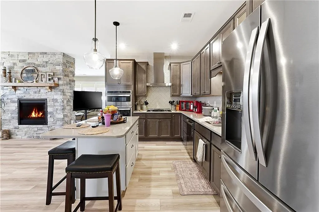 2 bed, 2.0 bath, 1758 sqft, $2,595 — Photo 2