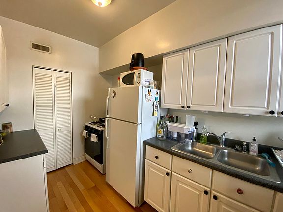 2nd image of 2211 W Montrose Ave