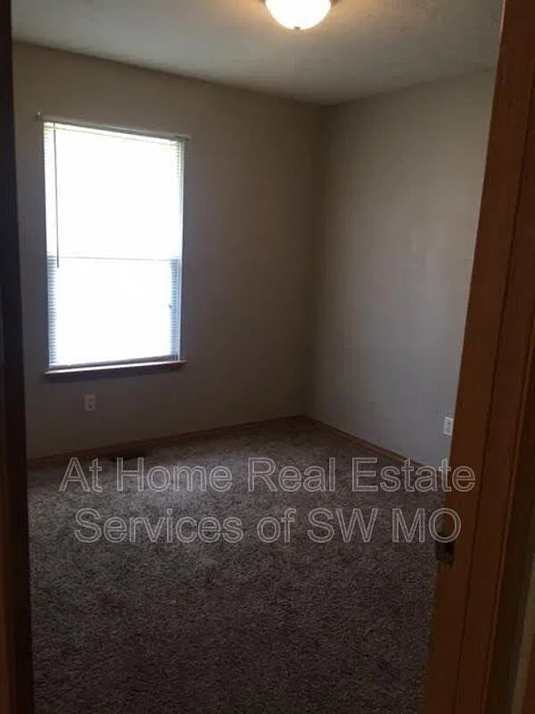 3 bed, 2.0 bath, 1361 sqft, $1,330 — Photo 3