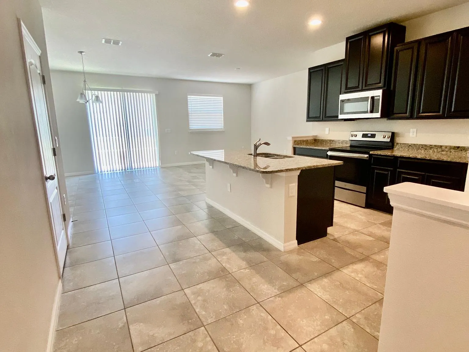 3 bed, 2.5 bath, 1747 sqft, $2,150 — Photo 3