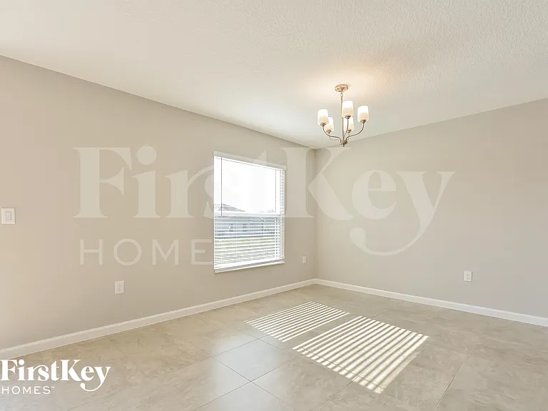 610 Lindbergh Way — Photo 4