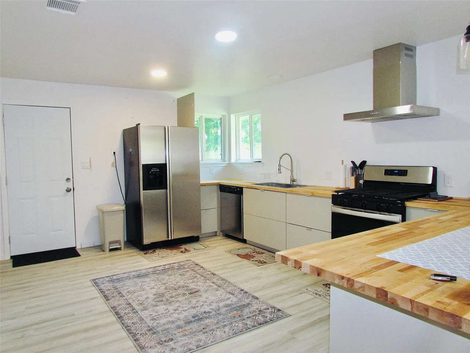 3 bed, 2.0 bath, 2065 sqft, $2,150 — Photo 1