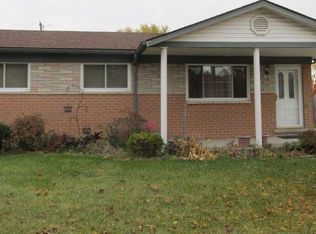 18044 Edgefield Dr, Clinton Township, MI 48035