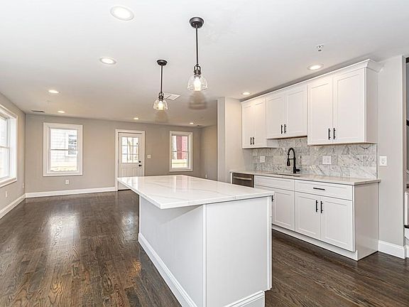 3rd image of 125 Portland St #125