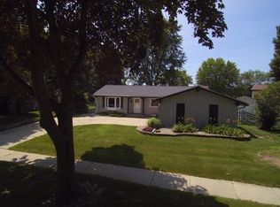 1509 Tomahawk Ln, Waukesha, WI 53186